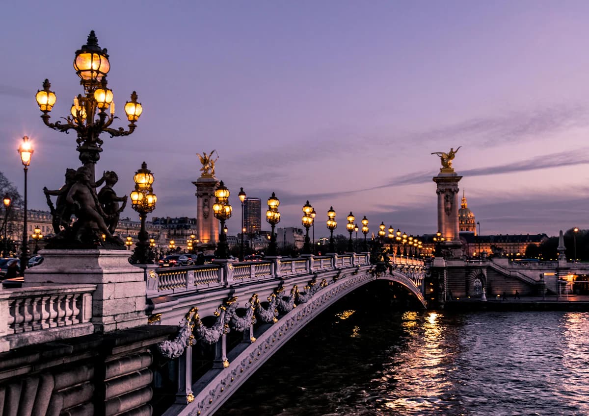 Immeuble haussmannien parisien où le monte-meubles est indispensable
