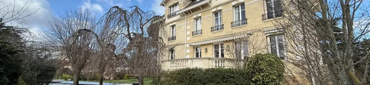 Déménageur Grondin portant un carton lors d'un déménagement à Paris