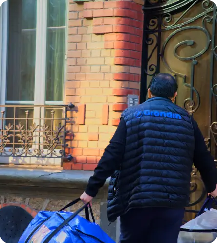 Déménageur Grondin entrant dans un immeuble parisien avec les affaires